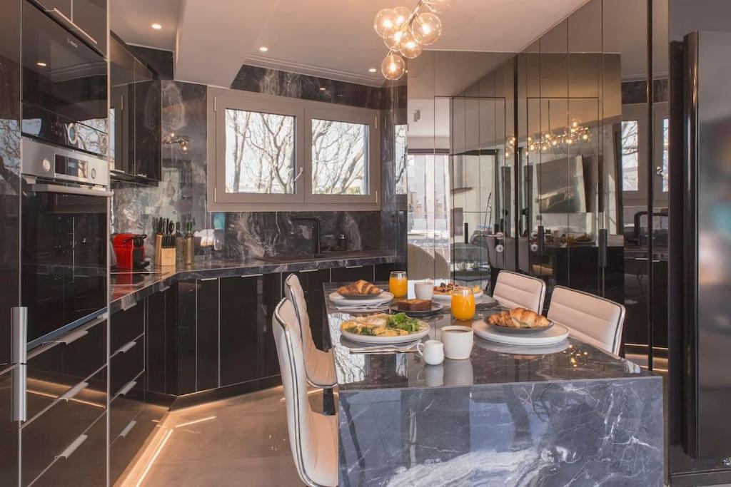 Luxury Acropolis View Apartment-Living Stone Black Pearl أثينا المظهر الخارجي الصورة