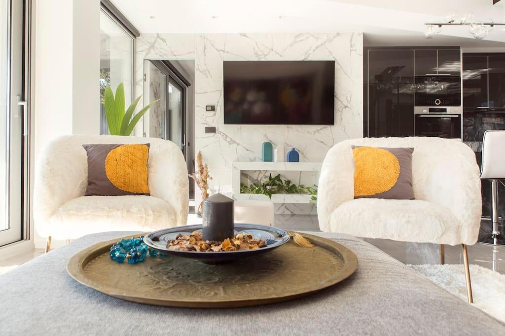 Luxury Acropolis View Apartment-Living Stone Black Pearl أثينا المظهر الخارجي الصورة
